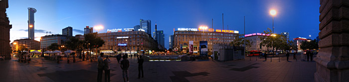 Der Bahnhofsplatz in Frankfurt bei Nacht; Bild größerklickbar